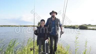 开心的笑爸爸和儿子<strong>一起去</strong>钓鱼。